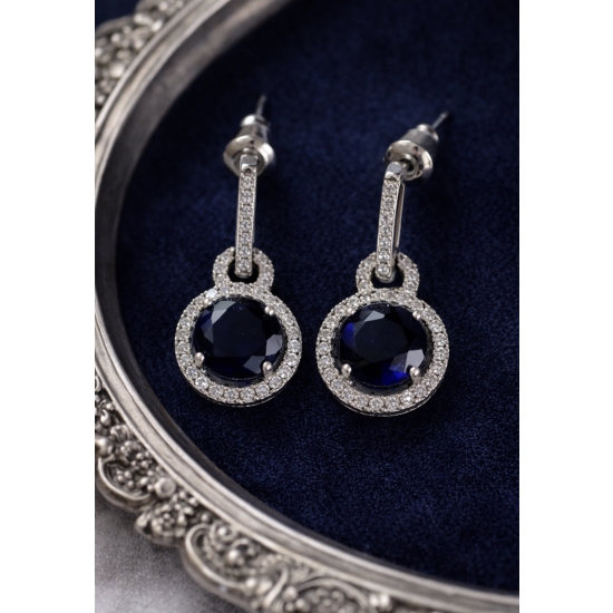 Małe, efektowne kolczyki z ciemnym kamieniem – subtelny blask.